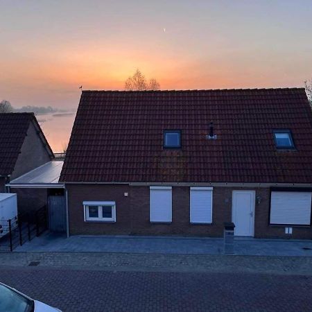 Comfortabele woning mét omheinde tuin aan water voor 12 p Oostburg Buitenkant foto
