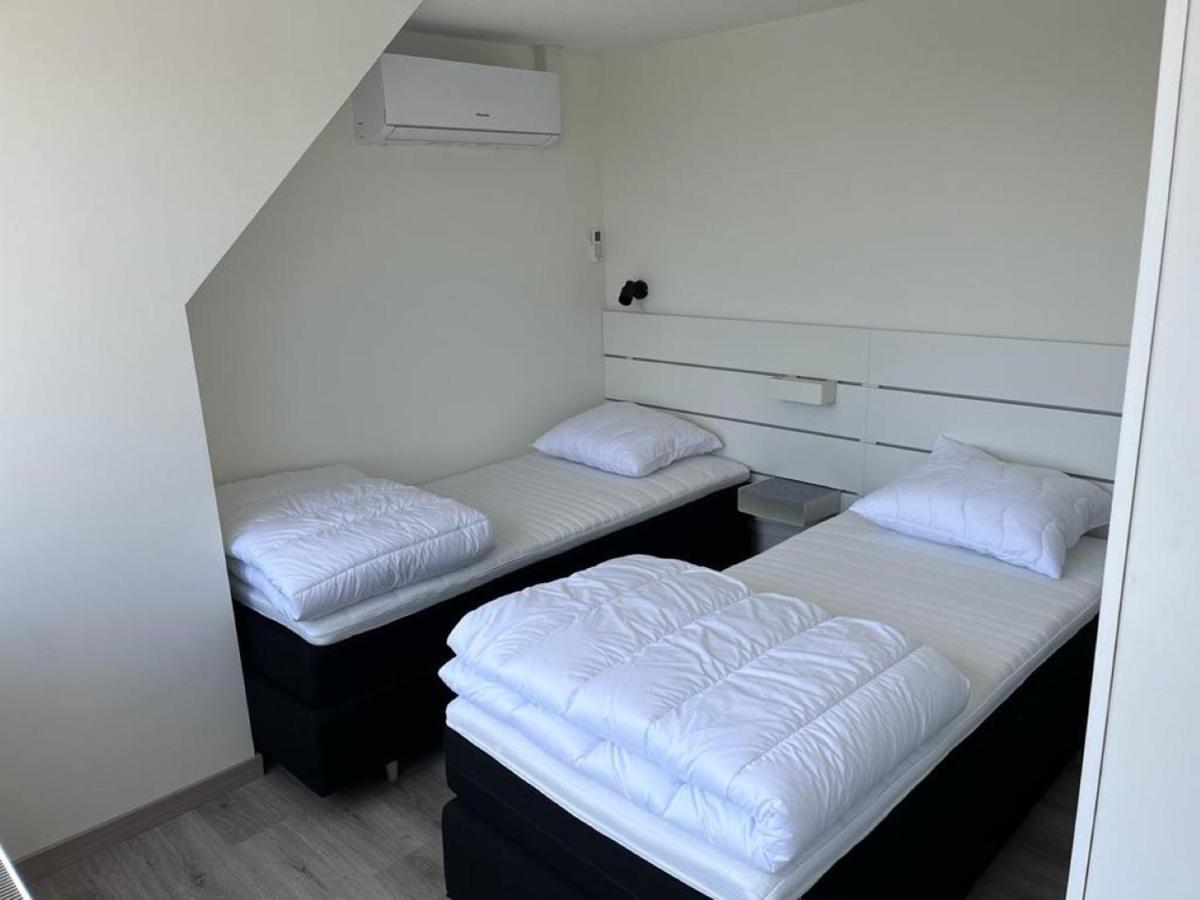 Comfortabele woning mét omheinde tuin aan water voor 12 p Oostburg Buitenkant foto