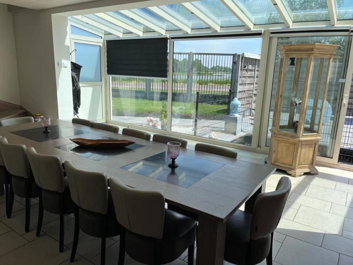 Comfortabele woning mét omheinde tuin aan water voor 12 p Oostburg Buitenkant foto