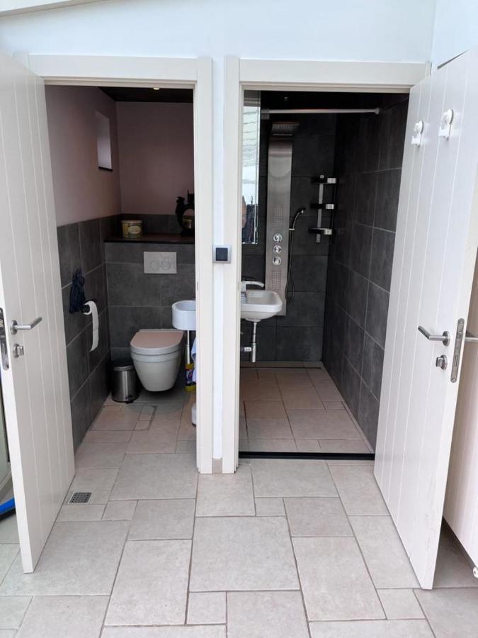 Comfortabele woning mét omheinde tuin aan water voor 12 p Oostburg Buitenkant foto