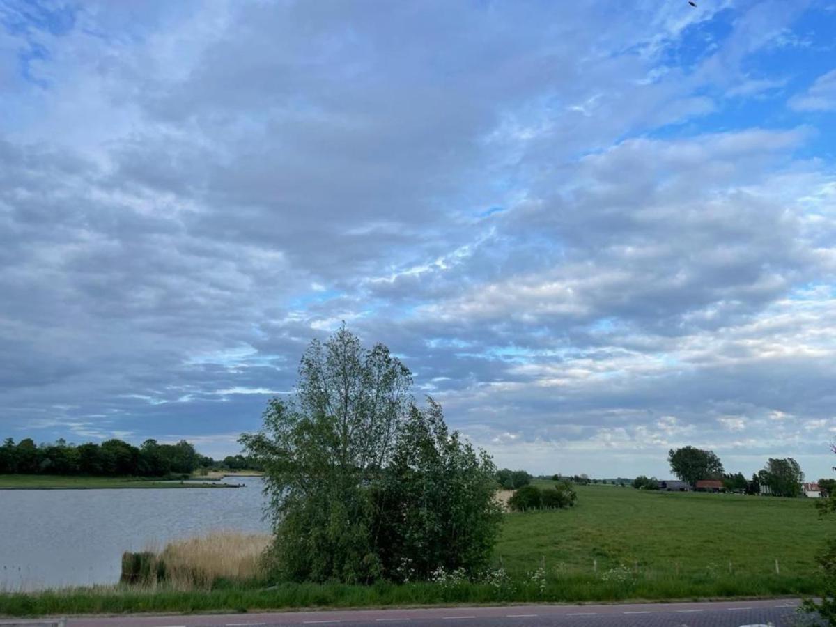 Comfortabele woning mét omheinde tuin aan water voor 12 p Oostburg Buitenkant foto