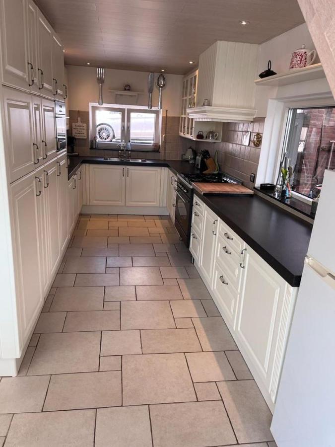 Comfortabele woning mét omheinde tuin aan water voor 12 p Oostburg Buitenkant foto