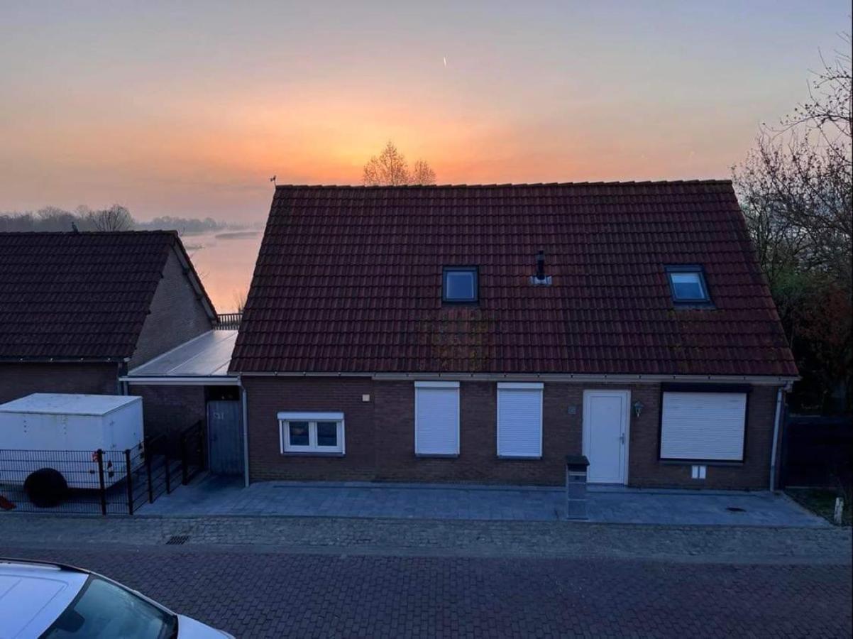 Comfortabele woning mét omheinde tuin aan water voor 12 p Oostburg Buitenkant foto