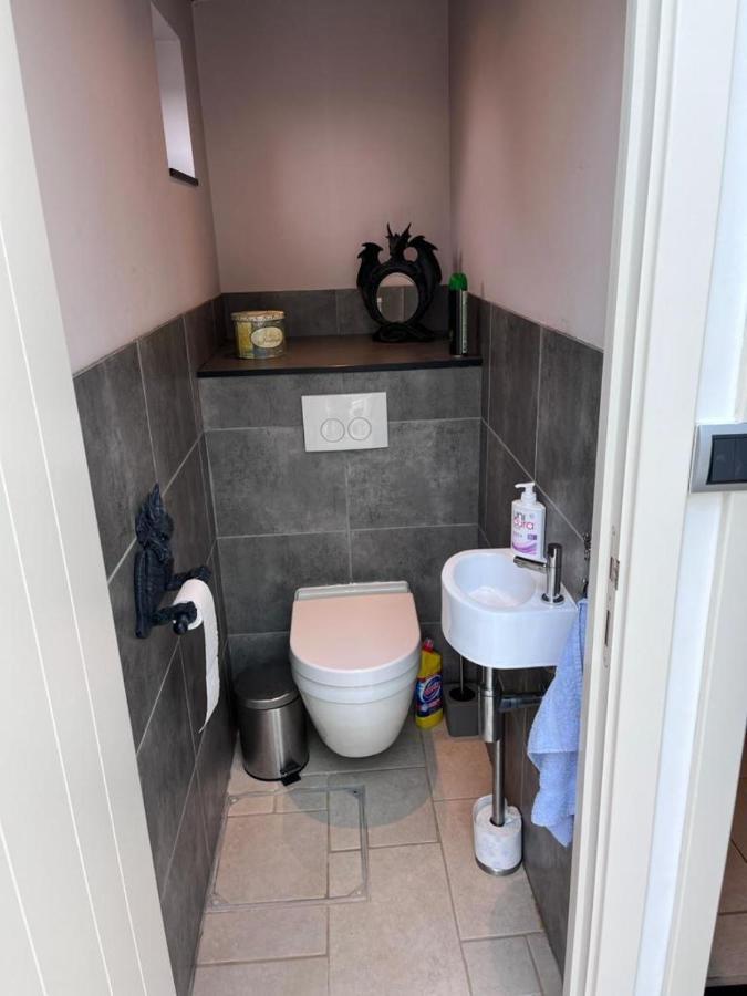 Comfortabele woning mét omheinde tuin aan water voor 12 p Oostburg Buitenkant foto